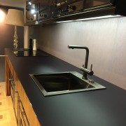 Столешница LECHNER: стекло закаленное матовое, толщина 12 мм, размер: 3002х735 мм; выпилы: под мойку, под варочную панель; обратная сторона - покраска по RAL 5004