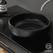 Тумба с керамическим умывальником Burgbad Mya, керамическая столешница с 1 отверстием под смеситель, 1 полка, 1 ящик с отделкой из черной кожи и массива дуба, 650х505х900 мм, цвет керамики - черный матовый, массив дуба цвет черный